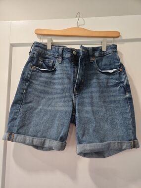 Old Navy High Rise O.G. Straight Denim Shorts Size 6 Cuffed Medium Wash